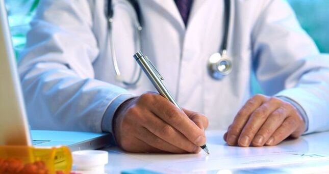 Medicul prescrie tratament pentru un pacient cu paraziți sub piele